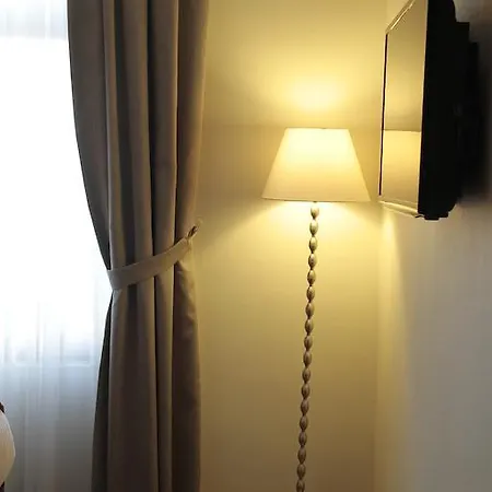 فندق Serene 2*